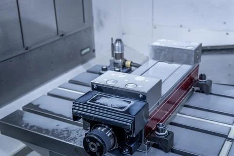 Bench Vise on CNC machine and table of machine, CNC setting tool length on th Foto stock