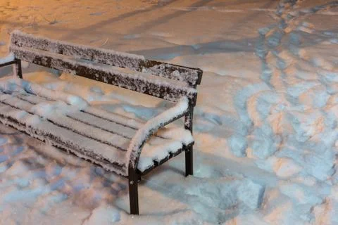 Bench in the winter park Foto stock