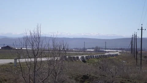 A bend in the road with mountains in the background Stockbeeldmateriaal 312891223
