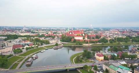 Bend of the Vistula River, Castle and bridge Stockbeeldmateriaal 130562781