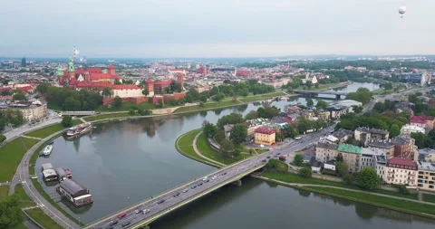 Bend of the Vistula River, Castle and bridge Video stock 130562925
