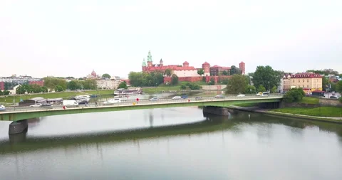 Bend of the Vistula River, Castle and bridge Video stock 130563090