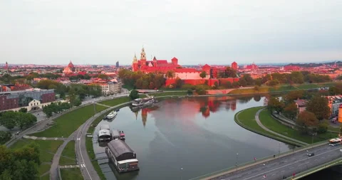 Bend of the Vistula River, Castle and bridge Stock-Footage 130563457