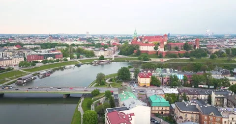 Bend of the Vistula River, Castle and bridge Vidéo 130564276