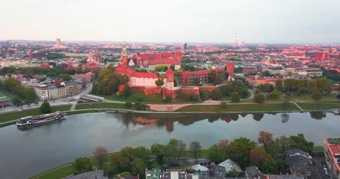 Bend of the Vistula River, Castle and bridge Video stock 130564654