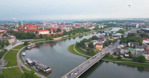 Bend of the Vistula River, Castle and bridge Vidéo 130565286