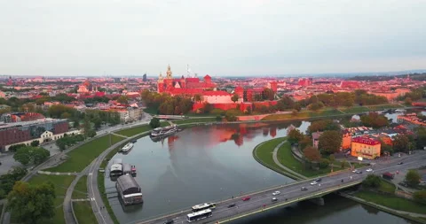 Bend of the Vistula River, Castle and bridge Vidéo 130566172
