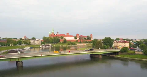 Bend of the Vistula River, Castle and bridge Stockbeeldmateriaal 130566257