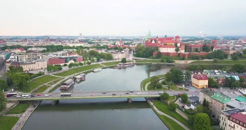 Bend of the Vistula River, Castle and bridge Vidéo 130566851