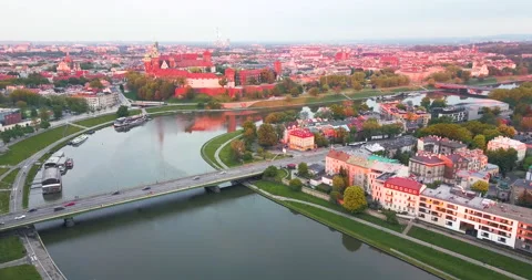 Bend of the Vistula River, Castle and bridge Stock Footage 130567306