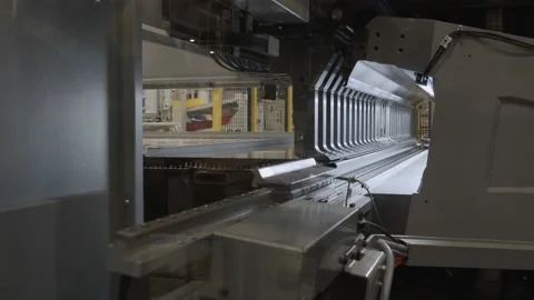 Bending machine. Bends sheets of metal Vidéo 131734627
