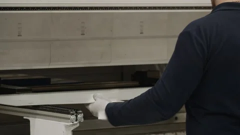 Bending machine. The man is working behind the bending machine. Видео 131738250