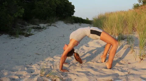 Bending Over Backwards Vídeo Stock 914161