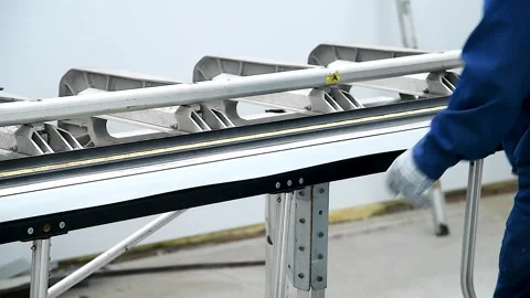 Bending sheet metal strips on a manual machine Vídeo Stock 253085604
