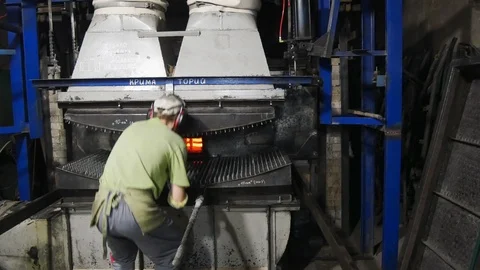 Bending tempered glass.The worker bends the glass in the furnace. Vídeos de archivo 122215213