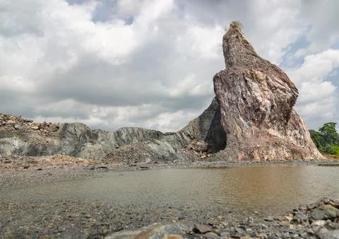 Beneath a sprawling canopy of heavy clouds, the Nong Bua Old Stone Mine sta.. Foto stock