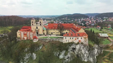 Benedictine Abbey in Tyniec, circle flight Vídeos de archivo 256925540