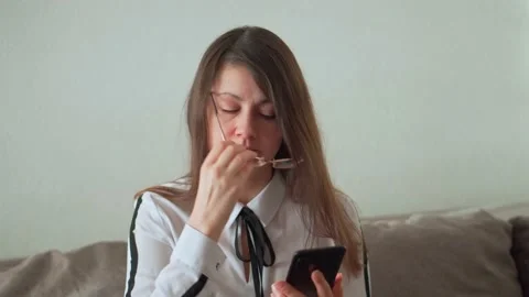 Benefit or harm of digital technologies. Use of mobile internet. Vídeo Stock 169386394