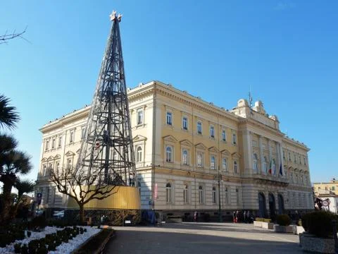 Benevento - Albero natalizio e Palazzo del Governo Stock Photos