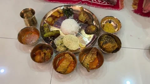 Bengali traditional thali with different types of fish like Rohu, Katla Video stock 312311425
