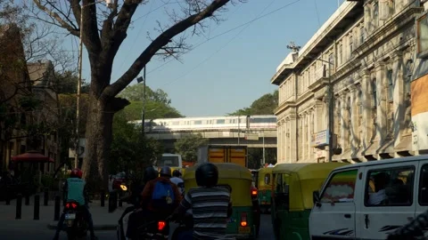 Bengaluru traffic with the view of MG road metro crossing and LIC office Vidéo 239594089