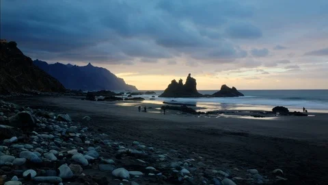 Benijo-beach-teneriffa-beach-clouds-sunset-timelapse-people-sea Video stock 85475231