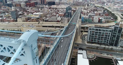 Benjamin Franklin Bridge Deck and Philadelphia City Skyline 库存影片 87323597