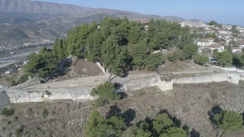 Berat, historic city. Tiny stone streets with white stone houses 4k Vídeos de archivo 97341769