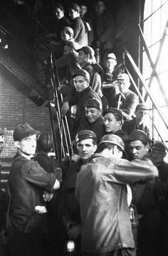 Bergarbeiter Bergarbeiter sammeln sich auf einer Treppe in einer Zeche im ... Stock Photos