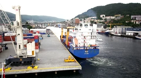 BERGEN DOCK CARGO SHIP BERTHING 库存影片 67881499