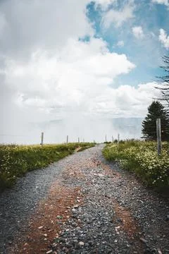 Bergweg in Höhe Stock Photos