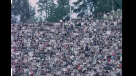 BERKELEY - 1964 - Crowds of protesters gathered at Greek Theater on UC Berkeley Vidéo 340651083