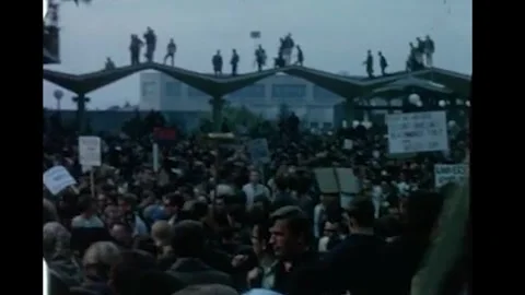 BERKELEY - 1964 - Crowds of protesters hold placards as they listen to student Vidéo 340651149