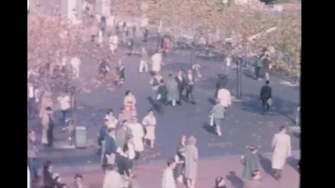 BERKELEY - 1964 - Crowds of protesters start to gather and listen to a student Vidéo 340651054