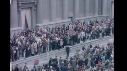 BERKELEY - 1964 - Crowds storm the Greek Theater stage after Clark Kerr Vidéo 340651145
