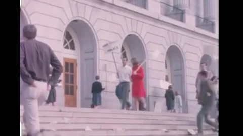 BERKELEY - 1964 - A group of men talk as students hold Free Speech Movement Vidéo 340651067