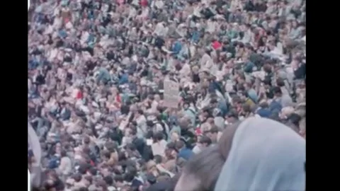 BERKELEY - 1964 - A man holds a placard as he finds his seat at the Greek Vidéo 340651087
