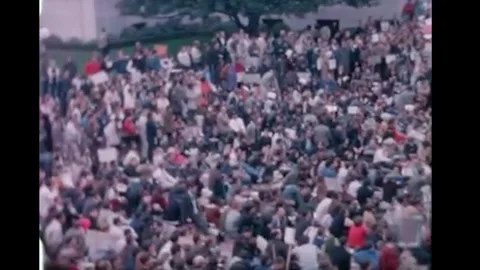 BERKELEY - 1964 - More students and spectators stream into Sproul Plaza. The Vidéo 340651139