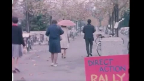 BERKELEY - 1964 - A newspaper headline covering a Free Speech Movement student Vidéo 340651022