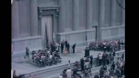 BERKELEY - 1964 - Officials clap as UC President Clark Kerr appears on stage. Vidéo 340651147
