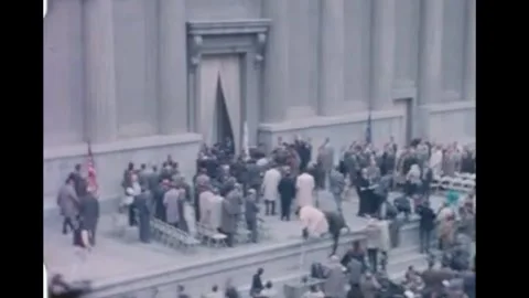 BERKELEY - 1964 - Protesters begin to storm the Greek Theater after Clark Kerr Vidéo 340651098