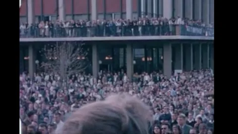 BERKELEY - 1964 - A sea of Free Speech Movement protesters crowd the entire Vidéo 340651063