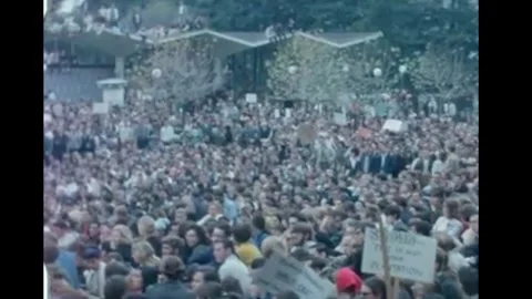 BERKELEY - 1964 - A student adjusts light as crowds of Free Speech Movement Vidéo 340651146
