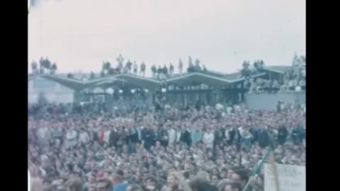 BERKELEY - 1964 - Students climb and stand on top of campus buildings as crowds Vidéo 340651176