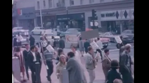 BERKELEY - 1964 - Students form picket lines and hold placards on the sidewalk Vidéo 340651109