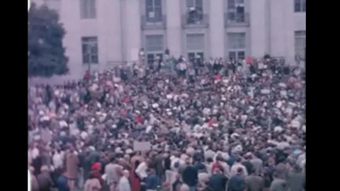 BERKELEY - 1964 - Students gather in balconies of campus buildings as protesters Vidéo 340651075