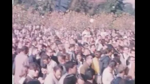 BERKELEY - 1964 - A United States flag waves above a sea of student protesters. Vidéo 340651026