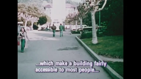 BERKELEY - 1976 - A man on a wheelchair uses a ramp to access a building. Ramps Vidéo 340587318