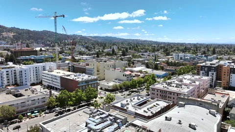 Berkeley, California, USA - 7-1-2026: Aerial Drone View of Downtown on Sunny Day Vidéo 340161520