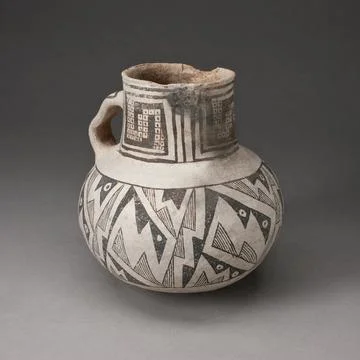 Berlin Arch mus, Pitcher with Interlocking Zigzag Motifs and Checkerboard 스톡 사진